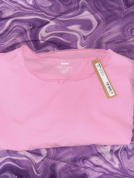 SKIMS Tops - SKIMS Pink Cropped Sleeve Scoop Neck Tee